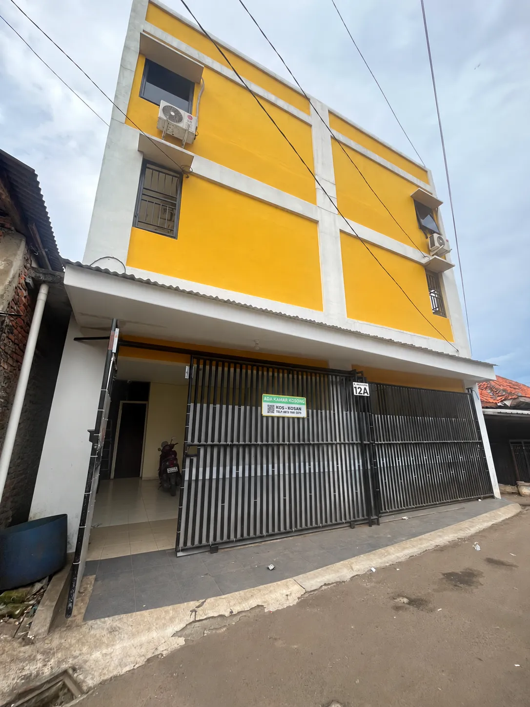 Tampak depan gedung KostHP, kost putri di Gading Serpong dekat Summarecon Mal Serpong