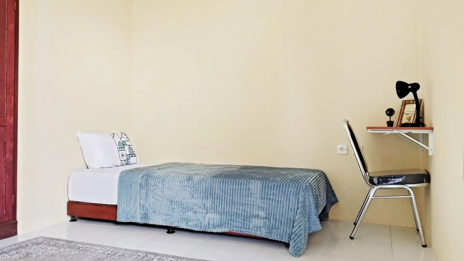 Kamar kost putri KostHP di Gading Serpong dengan kasur single, AC, dan lemari