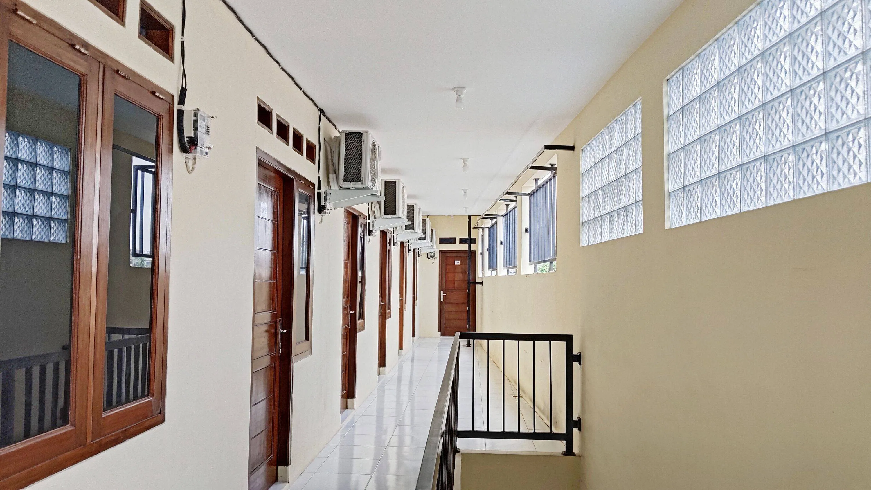 Koridor depan kamar-kamar KostHP
