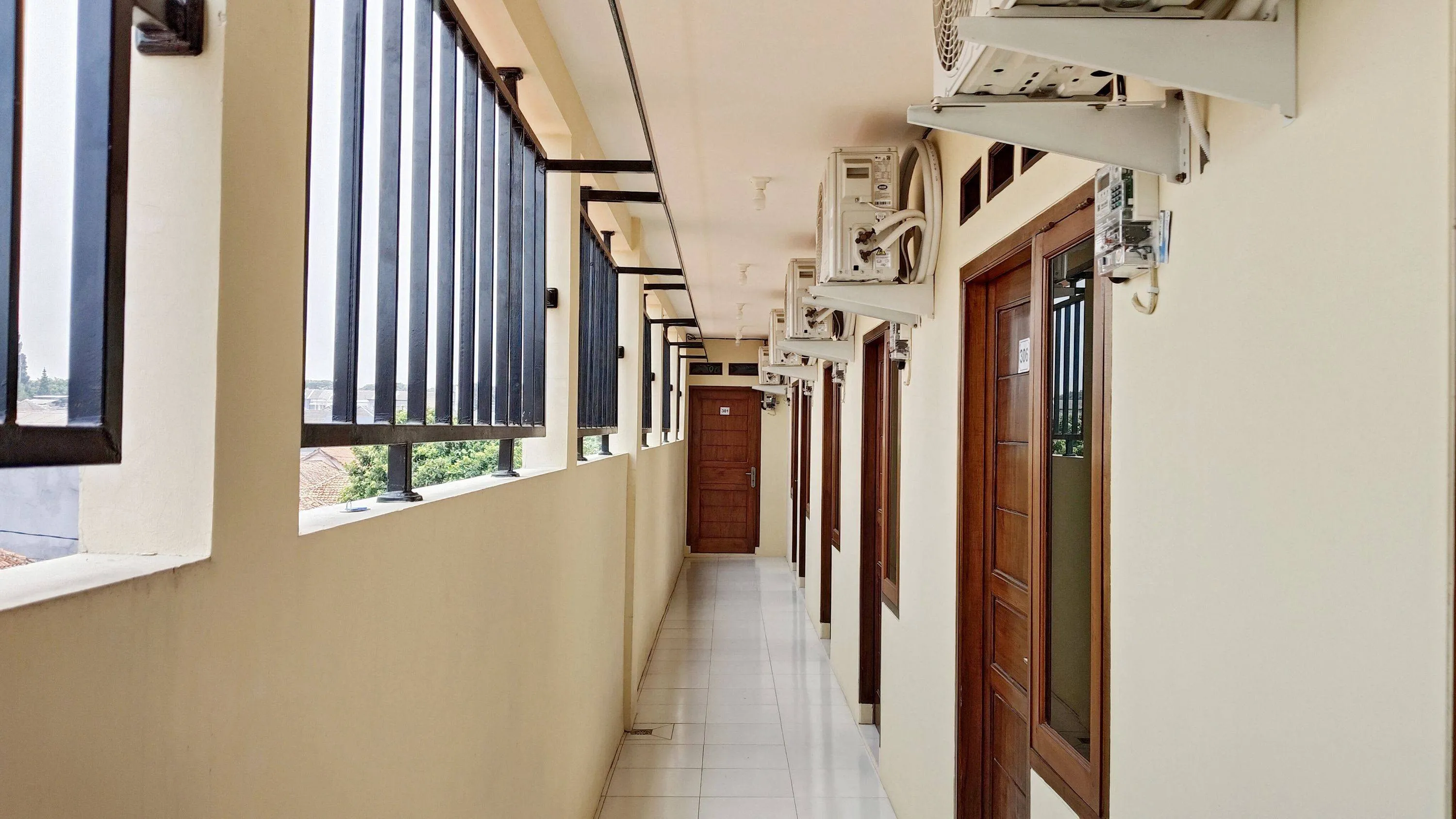 Koridor dan unit AC, dipantau CCTV